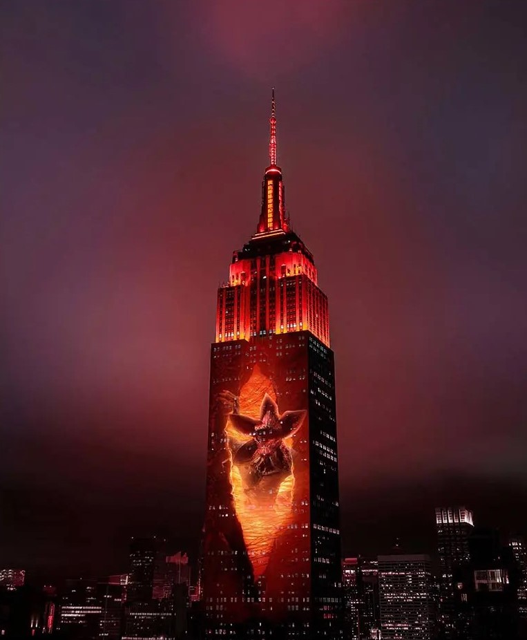 illuminazione empire state building a new york in occasione della campagna promozionale per la quarta stagione di stranger things